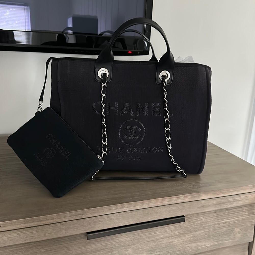 2022 LARGE Chanel Deauville Mixed Fibers bag in black. Microchipped.